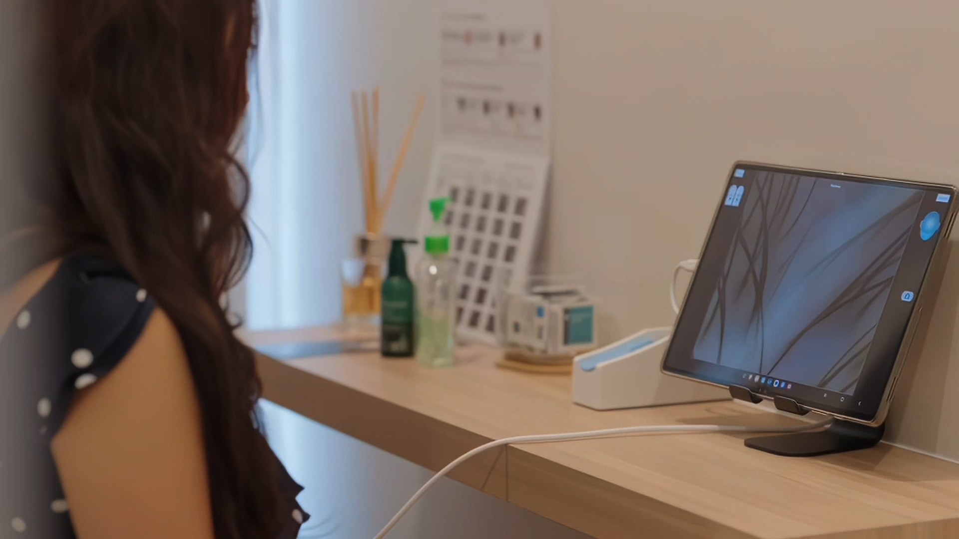 A scalp camera assessment at Hikari: a magnified view of the hair and scalp shows on the screen